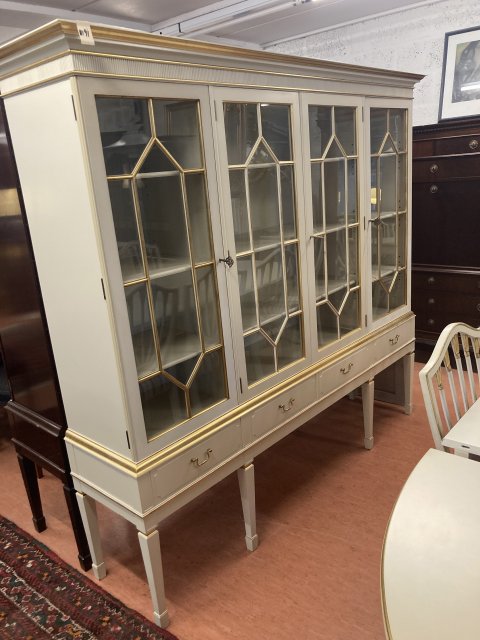 Stort Hepplewhite vitrineskab